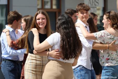 Kamnik danes v znamenju maturantske četvorke, v kateri je zaplesalo preko 200 maturantk in maturantov (98)